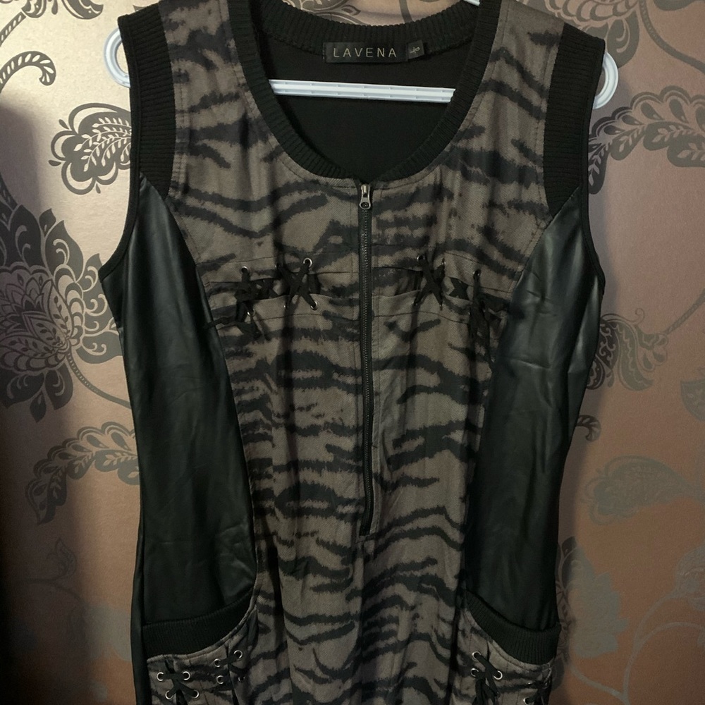 Sleeveless tunic with zebra pattern